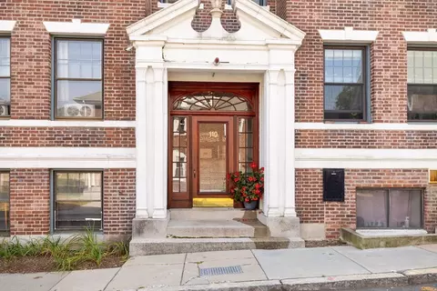 110 Lanark Rd #12, Boston, MA 02135