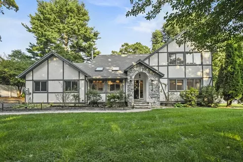 14 Robertson Dr, Shrewsbury, MA 01545