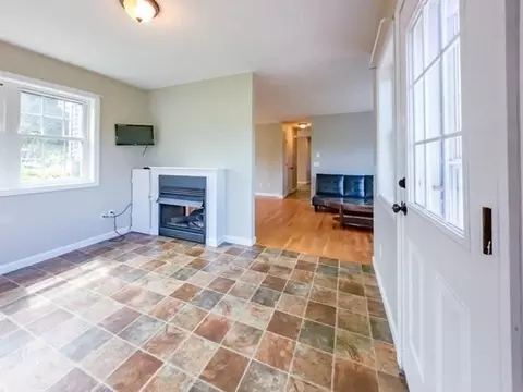 Living - 408 Roosevelt Ave, Springfield, MA 01118 photo 5 of 6