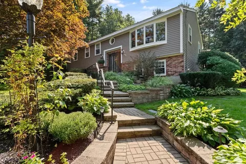 7 Rodeo Cir, Billerica, MA 01821