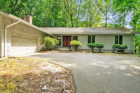 11 Brooks Rd, Longmeadow, MA 01106