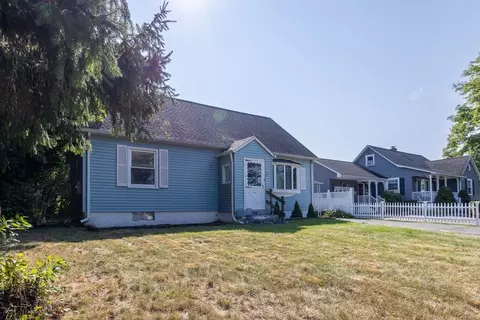 19 Redden St, Springfield, MA 01119 photo 2