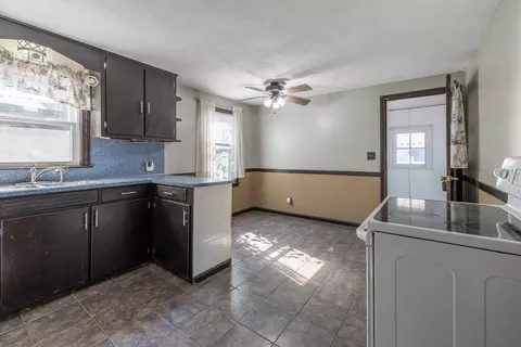 19 Redden St, Springfield, MA 01119 photo 4