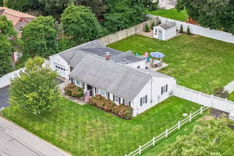 16 Hudson St, Falmouth, MA 02540