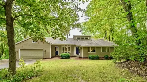 27 Park Cir, Russell, MA 01071