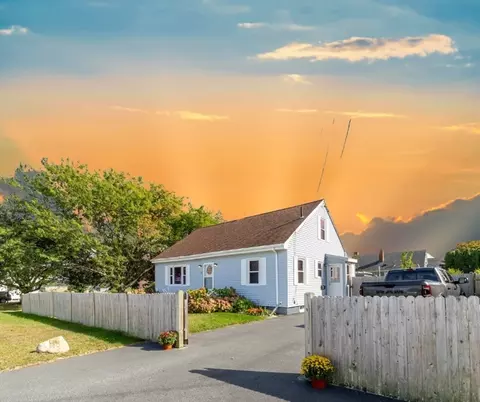22 Aquidneck St, New Bedford, MA 02744