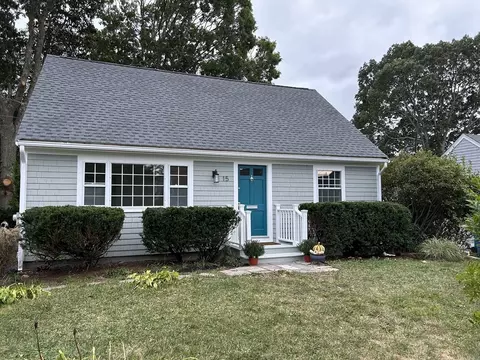 15 Harrington St, Falmouth, MA 02536