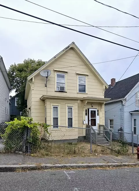 32 Hudson St, Lowell, MA 01852
