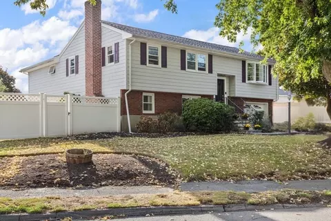 15 Exeter Dr, Woburn, MA 01801