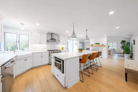 42 Pond St, Barnstable, MA 02655