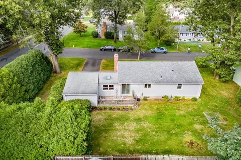 5 Putting Green Cir, Springfield, MA 01108 photo 3