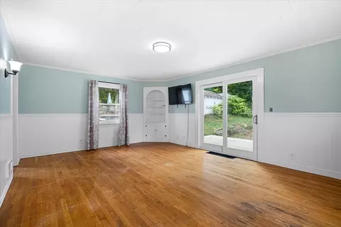 Living - 100 Union St, Gardner, MA 01440 photo 4 of 7