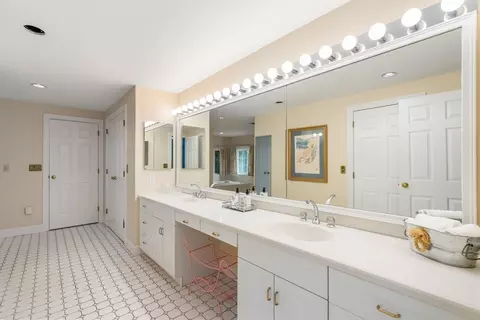 Bath - 2 Bridle Path Ln, Beverly, MA 01915 photo 1 of 2