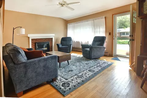 Living - 4 Hart Cir, Georgetown, MA 01833 photo 2 of 3