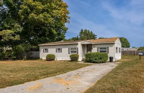 31 Ash St, Webster, MA 01570