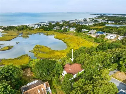 41 Nauset Ave E, Falmouth, MA 02556