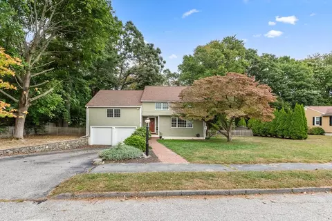 9 Roundy Rd, Lynnfield, MA 01940