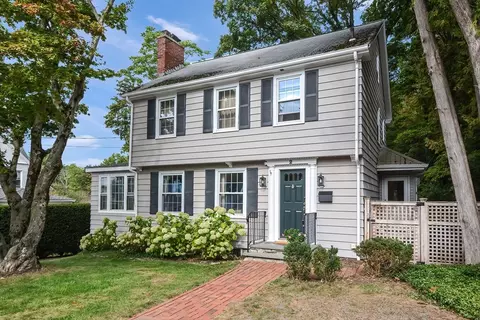 2 Dennett St, Hopedale, MA 01747