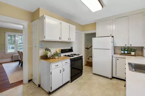Kitchen - 18 Cedar St, Marblehead, MA 01945 photo 2 of 4