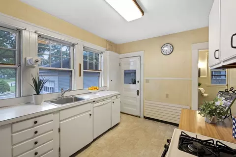 Kitchen - 18 Cedar St, Marblehead, MA 01945 photo 4 of 4