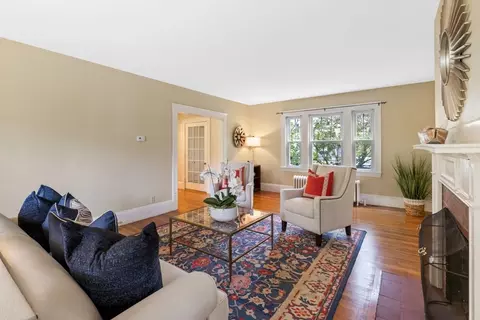Living - 18 Cedar St, Marblehead, MA 01945 photo 3 of 4