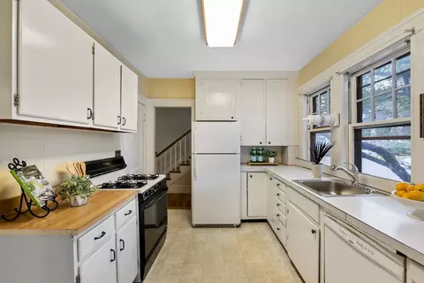 Kitchen - 18 Cedar St, Marblehead, MA 01945 photo 3 of 4