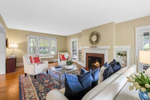 Living - 18 Cedar St, Marblehead, MA 01945 photo 2 of 4