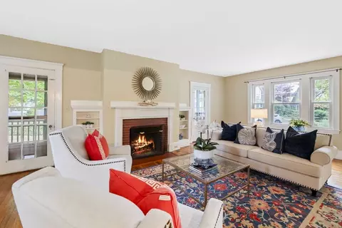 Living - 18 Cedar St, Marblehead, MA 01945 photo 1 of 4