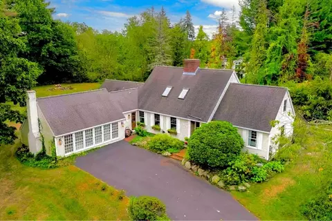 2 Spruce Meadow Dr, North Hampton, NH 03862