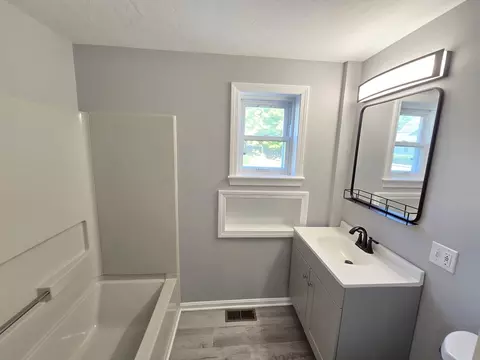 Bath - 445 Putnam Hl, Sutton, MA 01590 photo 1 of 3