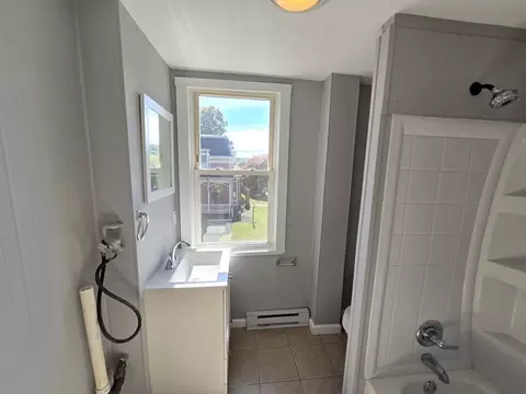Bath - 445 Putnam Hl, Sutton, MA 01590 photo 2 of 3