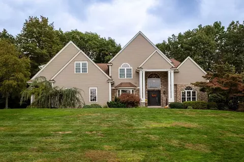 89 Pine Grove Cir, East Longmeadow, MA 01028
