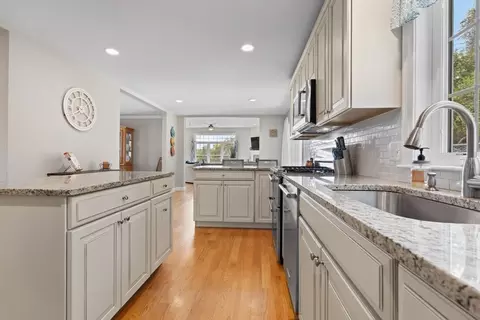 Kitchen - 15 Overlook Dr, Danvers, MA 01923 photo 2 of 3