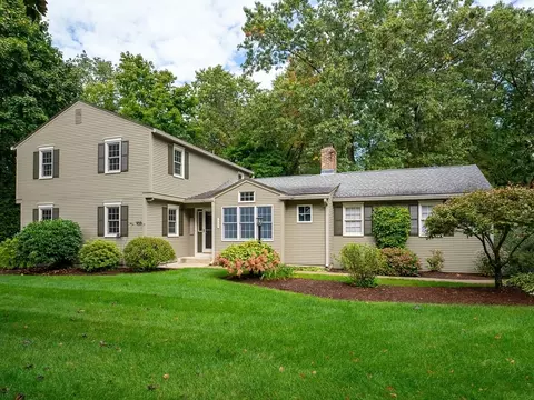 900 Maple Rd, Longmeadow, MA 01106