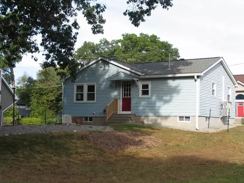 11 Black Point Rd, Webster, MA 01570