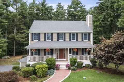 45 Mayflower Rd, Acushnet, MA 02743