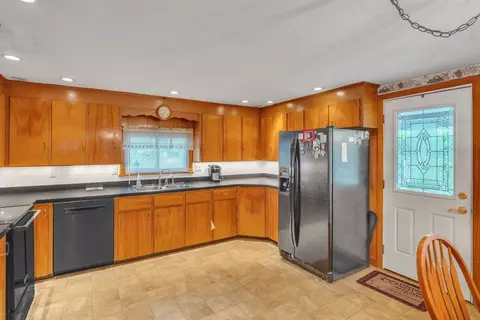 64 Shea St, Fitchburg, MA 01420