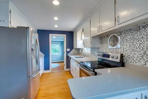 14 Hill St, Needham, MA 02494 photo 4