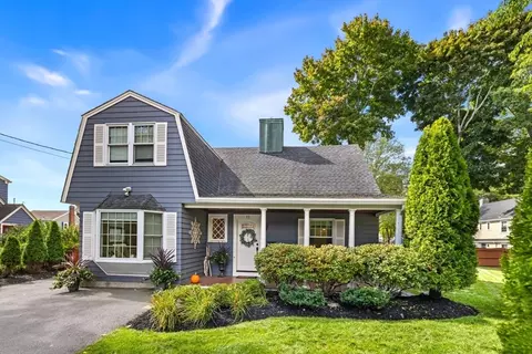 12 Lakeview Dr, Lynnfield, MA 01940