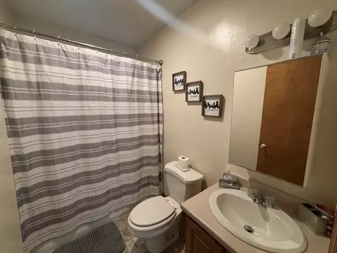 Bath - 42-44 Griffin St, Springfield, MA 01104 photo 1 of 3