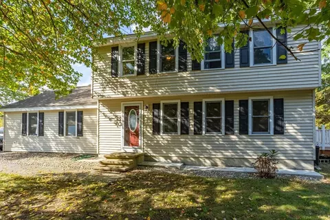 9 Lamplighter Ln, Chelmsford, MA 01863 photo 2