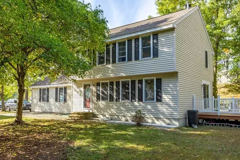 9 Lamplighter Ln, Chelmsford, MA 01863