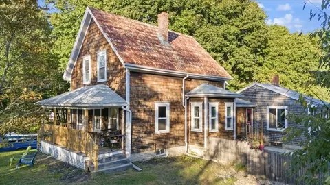 4 Walnut St, Freetown, MA 02702