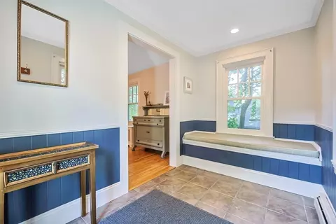 Entry Way - 32 Pennsylvania Ave, Reading, MA 01867 photo 2 of 4