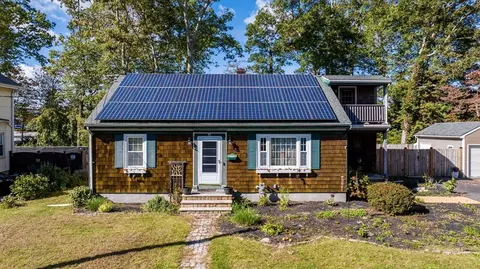 55 Lexington Ave, Dartmouth, MA 02747
