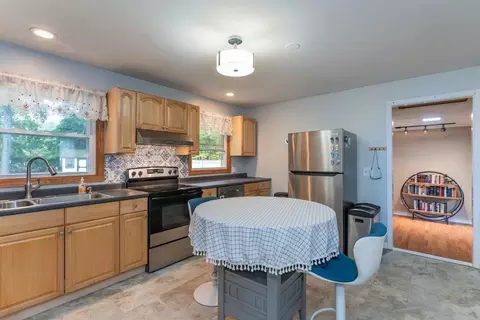 28 E Green St, Easthampton, MA 01027 photo 7