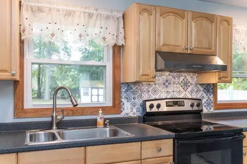 28 E Green St, Easthampton, MA 01027 photo 11