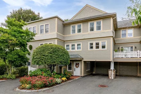 21 Pine St #10, Manchester, MA 01944