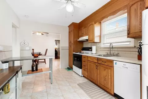 Kitchen - 1 Blake Ct, Everett, MA 02149 photo 4 of 8