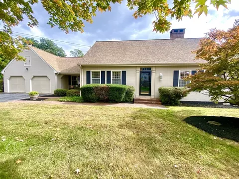 32 Heritage Ln, Westfield, MA 01085